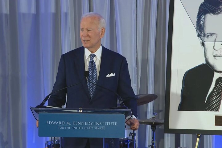 拜登稱美國身陷黑暗時代 籲民眾勿因川普退縮「重新再起」