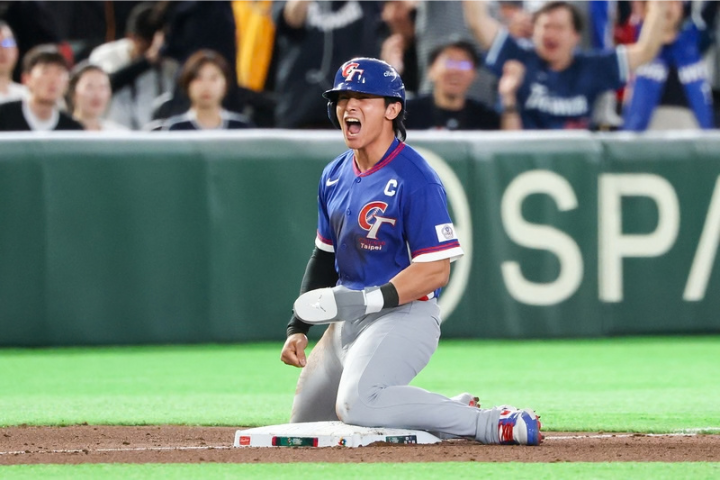 世界棒球經典賽（WBC）8日中華隊擊敗宿敵韓國隊，MLB官方社群特別為隊長陳傑憲發布專屬的貼文，向帶傷上陣的英雄致敬。圖/中央社