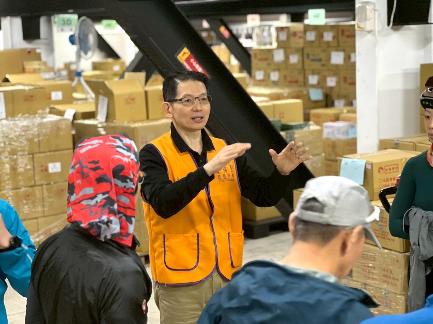 圖為羅紹和（中） 少將退役後投入「安得烈食物銀行」，協助弱功兒童服務。圖／取自羅紹和臉書