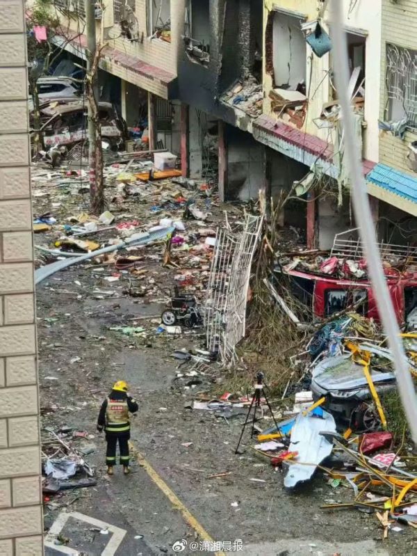   廣西桂林市興安縣興安鎮靈湘路發生重大爆炸事件，爆炸造成周邊住戶與商鋪大量門窗損毀。圖/取自瀟湘晨報微博