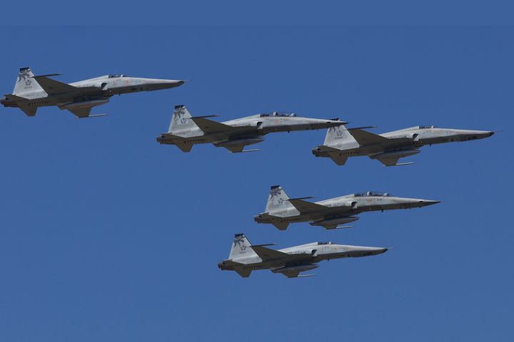 空軍4日舉行「RF-5E型機除役典禮」，安排3架RF-5E及2架F-5F組成5機編隊，完成最後一次巡航任務，並以大雁隊形衝場。圖/中央社