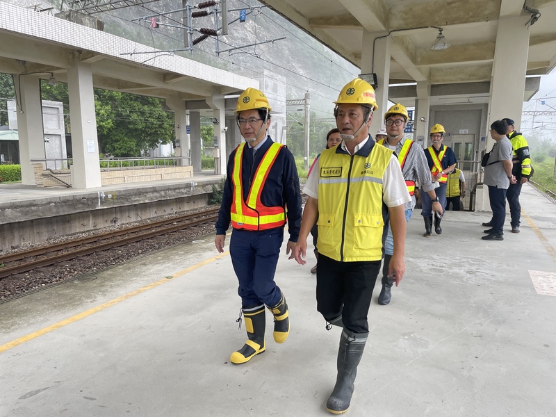 颱風凱米離台，交通部長李孟諺（左）26日到花蓮視察鐵公路搶修狀況，台鐵公司東區營運處長姜登凡（前右）等人陪同勘查災情。圖／ 中央社