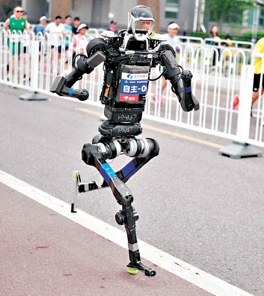 北Y賽隊自主人形機器人選手宇樹H1。圖/取自新華社