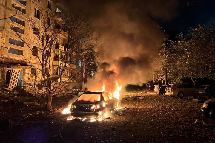 烏克蘭當局表示，俄軍5日凌晨再度對全境發動大規模空襲，多地基礎設施陷入火海。圖/取自澤倫斯基臉書