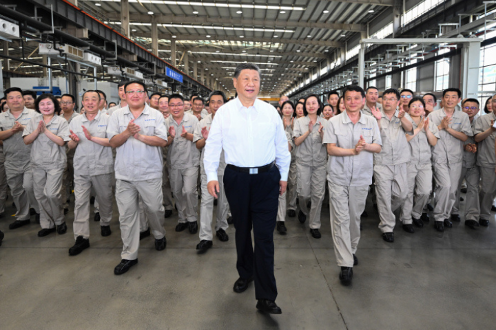中共12年前頒布的《黨政機關厲行節約反對浪費條例》，今年5月初再出新版，面對經濟復甦難度大及中美貿易戰等問題，中共總書記習記平（中）要黨政官員勒緊褲帶「過緊日子」。圖為習近平19日視察河南企業。圖／取自新華網