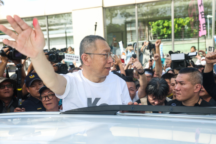 前民眾黨主席柯文哲8日交保獲釋，面對支持者大力聲援，柯文哲上車離去前，哽咽地向支持者喊話：「謝謝大家，繼續努力，絕不投降、絕不屈服」。圖/中央社