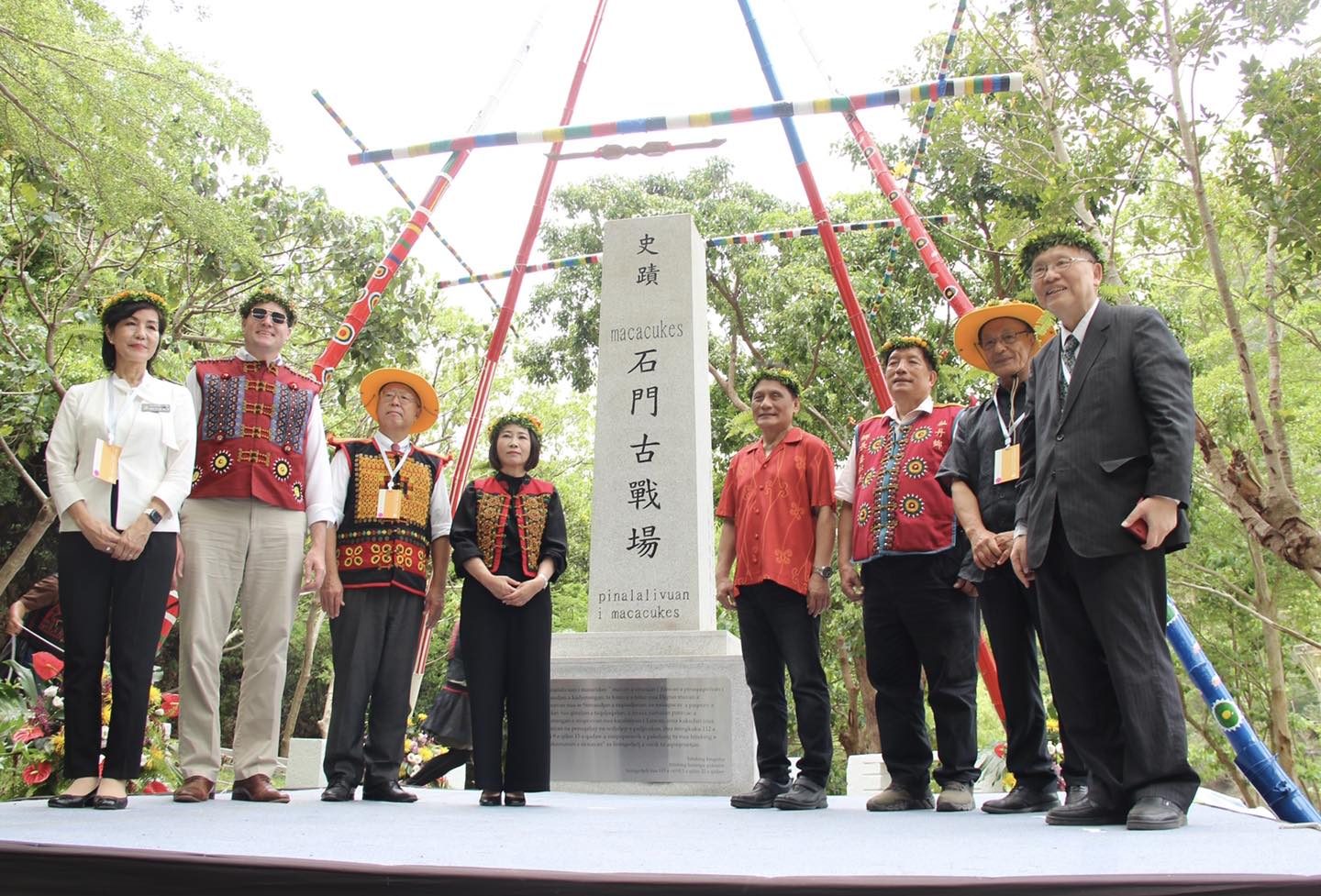 宮古島極具戰略意義，150年前就因宮古島民坐船漂流至台灣，遭排灣族民誤為間諜殺害，隨後日本興兵導致「牡丹社事件」。圖為屏東縣長周春米（左四）與牡丹鄉部落族人、宮古島居民代表、美AIT官員代表今年5月齊聚紀念。圖／取自美國在台協會高雄分處 AIT臉書