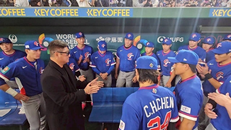   中華民國棒球協會理事長辜仲諒（前排黑衣）在世界棒球經典賽（WBC）期間，到場為台灣隊加油。圖/中華棒協提供、中央社