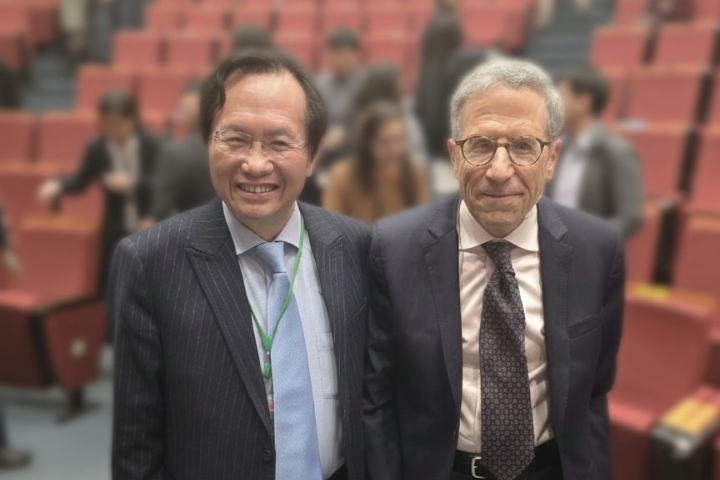 諾貝爾經濟學獎得主馬斯金(右)指出全球化不會消除分配不平等的問題。圖/取自蔡志弘臉書