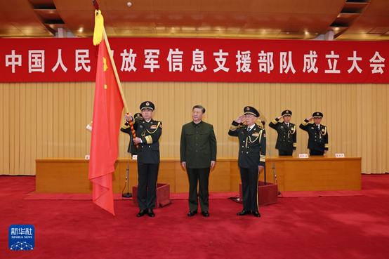 中共中央軍委主席習近平（中），為新成立的信息支援部隊授旗。圖/取自新華社