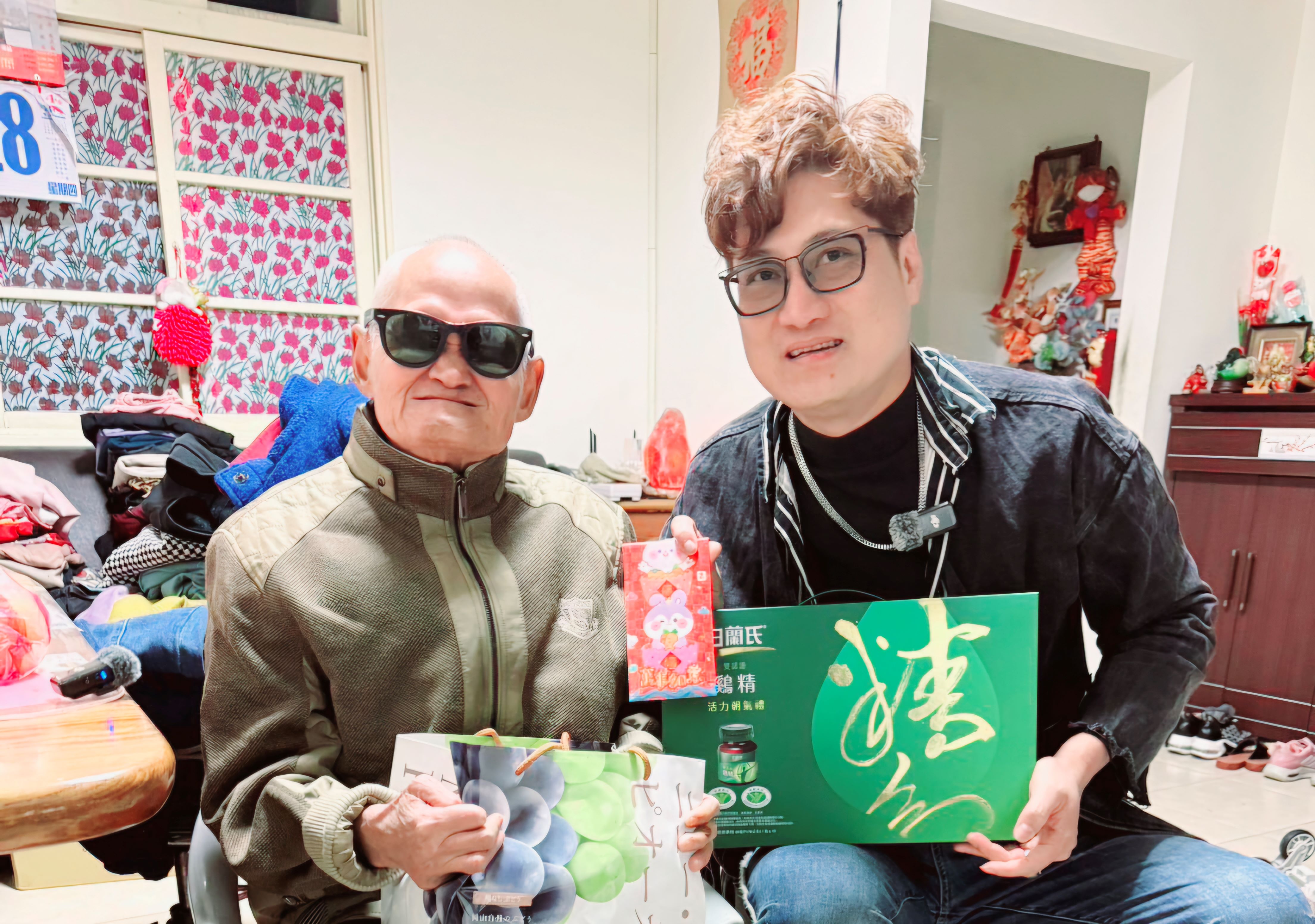 芒果歌王楊哲淡水送暖  探望李炳輝中風妻提前拜年