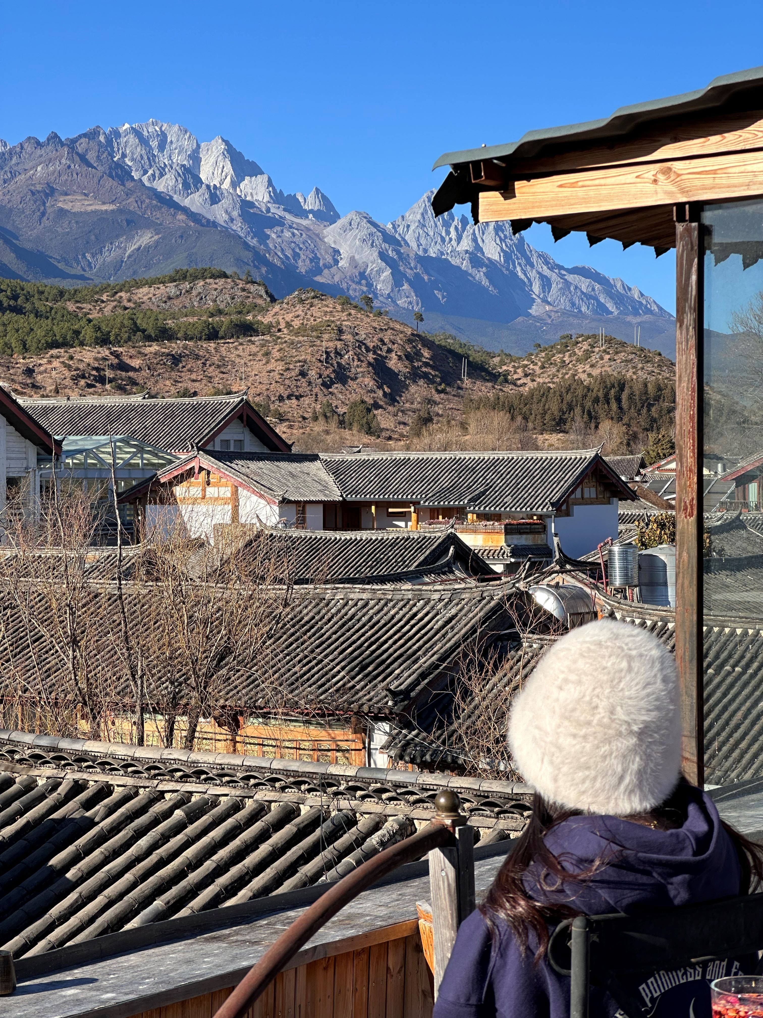 到束河古鎮一定要找間有頂樓露台的咖啡館，來杯「雪山玫瑰拿鐵」來呼應遠方的玉龍雪山。圖/陳思豪攝