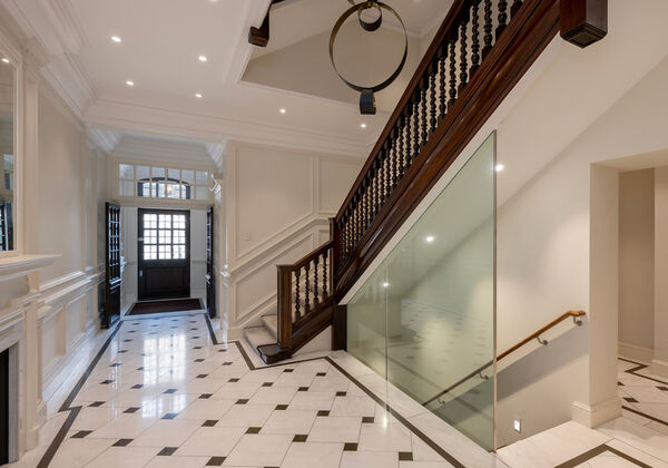 圖為銜接樓中樓的手扶梯及轉角配置。圖／取自 Abode2 X