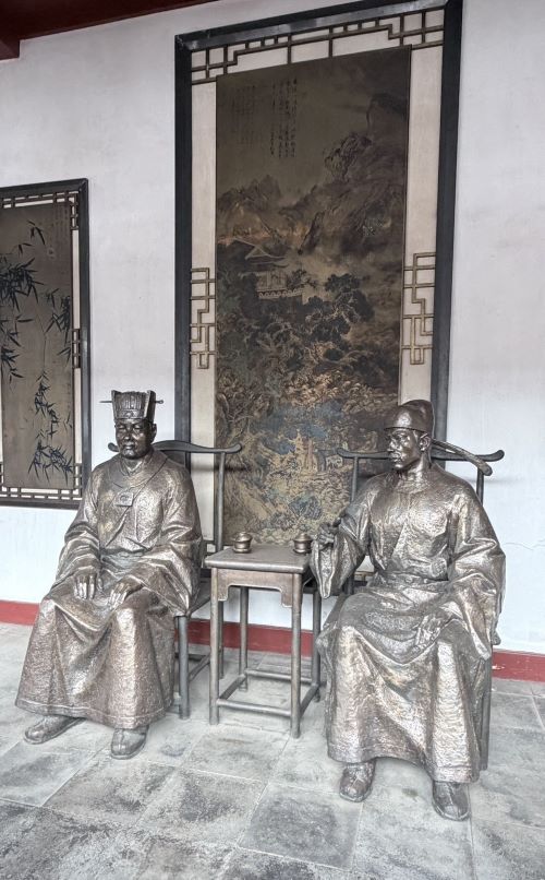 岳陽樓中的雙公祠是為紀念滕子京與范仲淹的友誼。左為范仲淹、右為滕子京銅像。圖/記者陳素貞攝