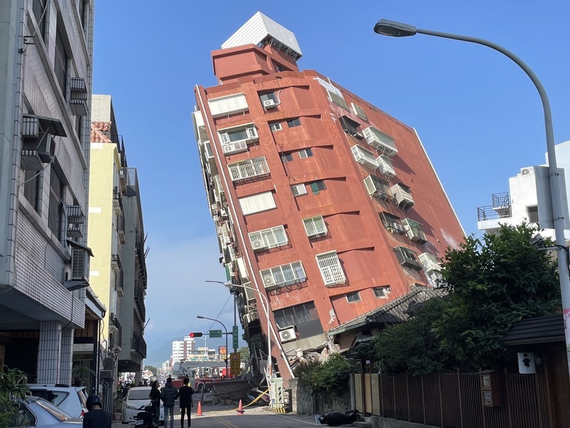 花蓮外海3日上午7時58分發生芮氏規模7.2地震，造成位於市區中山路重慶路口的一棟房屋傾斜，內有人員受困。圖/ 中央社