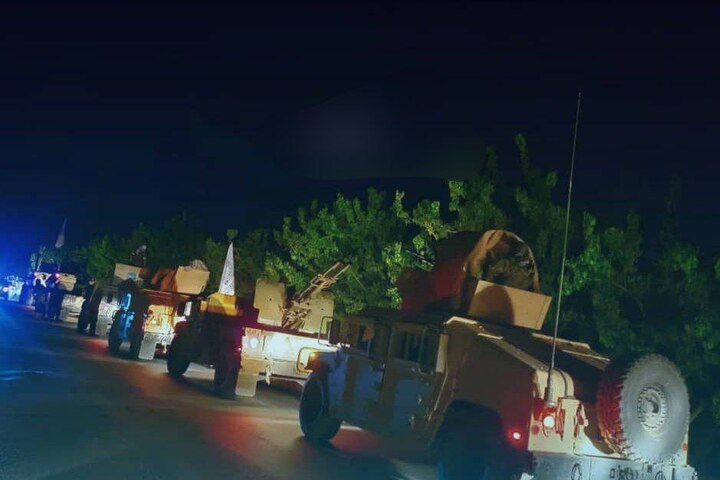 在巴基斯坦邊境多個哨所被摧毀後，巴基斯坦武裝人員連夜撤離。圖/取自Tavana Rafiei《推特》官方帳號