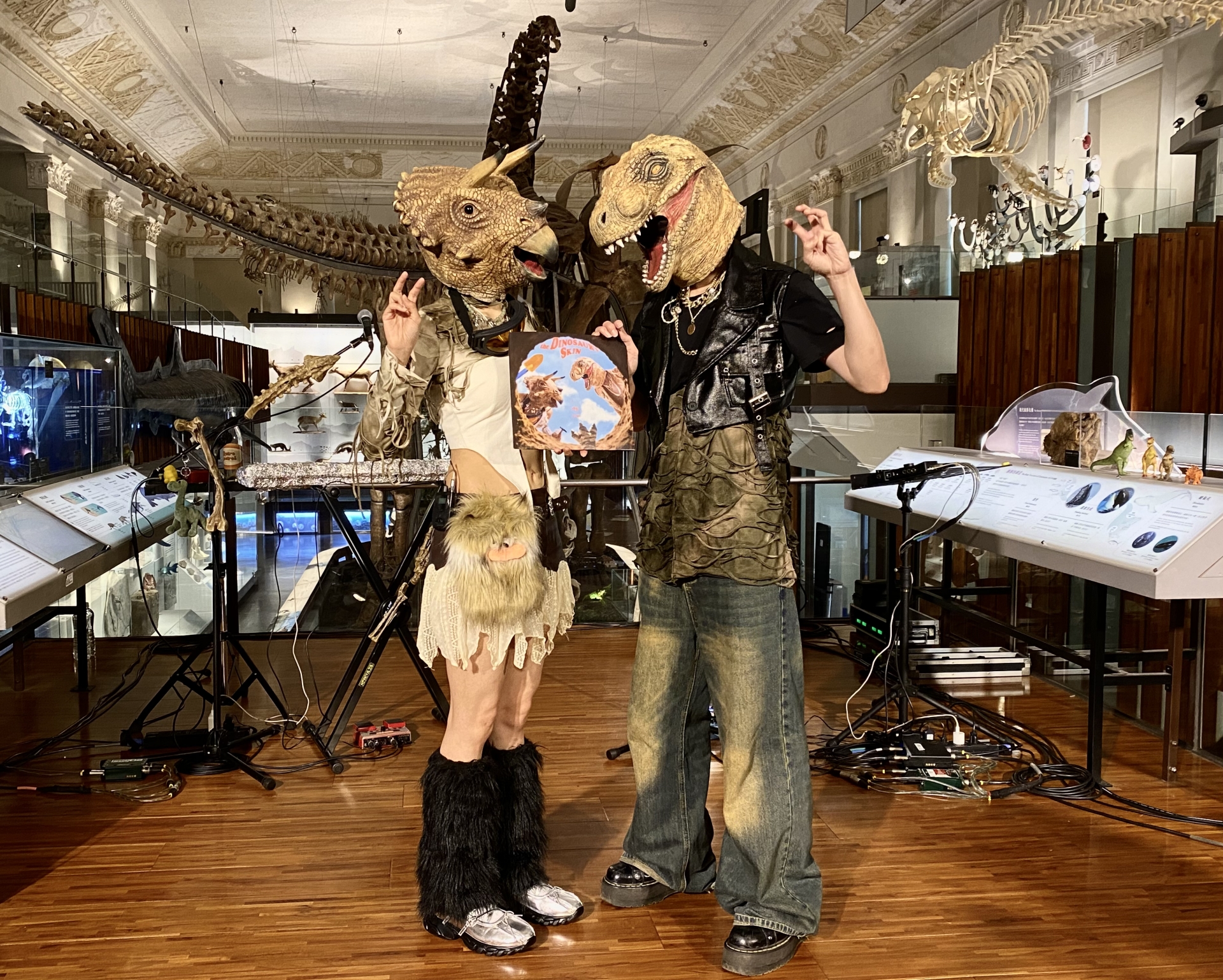 恐龍的皮在先祖骨頭旁開記者會  難忘香港「四海遊龍」巨星待遇