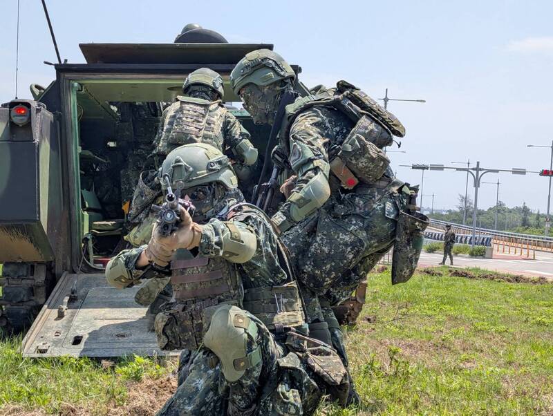 金防部CM21裝甲車投入這次演習，應對登陸推進敵軍。圖/中央社