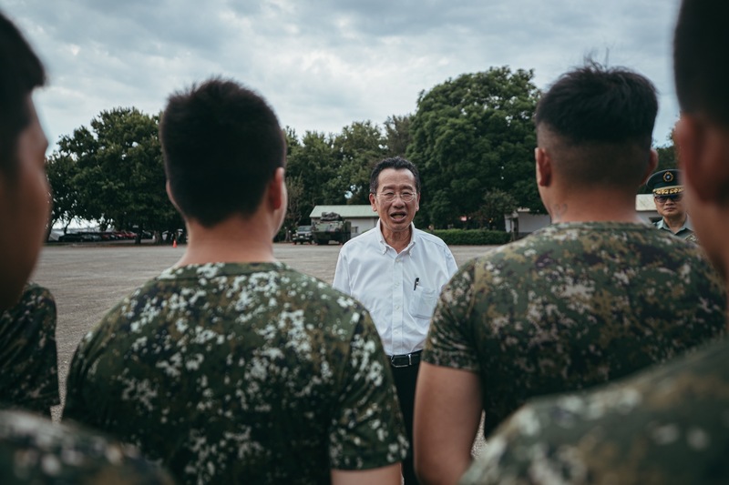 漢光演習將至，國防部長顧立雄近日前往淡水河軍營探望國軍。圖／中央社