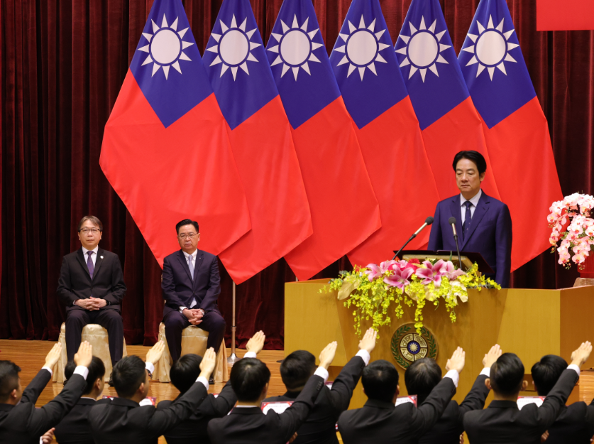 圖為總統賴清德監誓國家安全情報幹部訓練班第26期結訓學員完成宣誓。圖/國安局提供