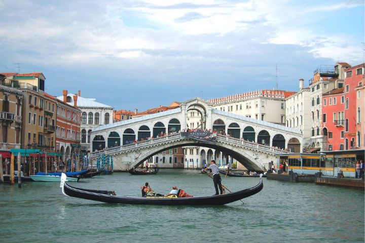 威尼斯,水巷交錯、橋影倒映,貢多拉緩緩滑過,城市像一首寫在水面的詩,浪漫而靜謐,每個轉角都藏著驚喜與故事。圖/開元周遊提供
