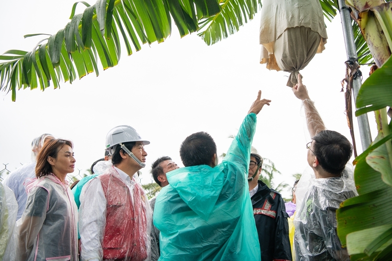 颱風凱米在高雄山區累積雨量破千毫米，超越莫拉克颱風等級，總統賴清德（左2）26日在民進黨立委邱議瑩（左1）等人陪同下，到美濃區果園勘察農損。 （讀者提供） 圖／中央社