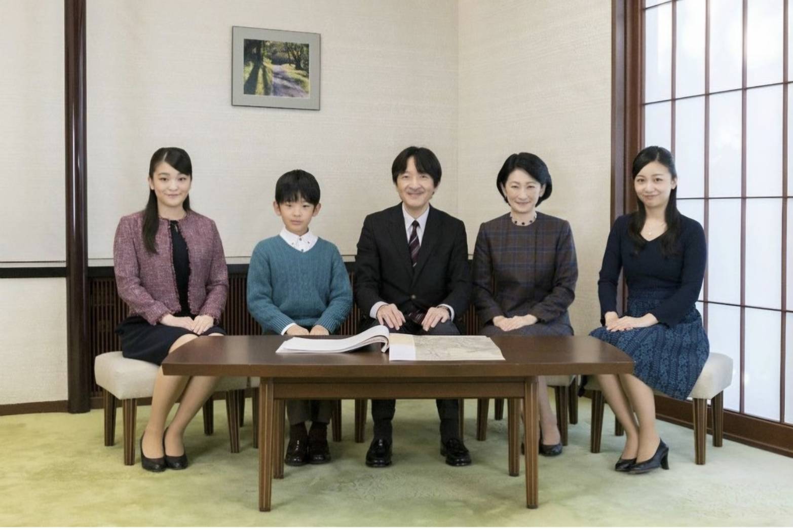 悠仁親王（左2）是秋篠宮文仁親王（中）與妃紀子（右2）的獨子，兩位胞姊分別是小室真子（左1）、佳子（右1）內親王。悠仁親王是繼父親秋篠宮文仁親王後，41年來日本皇室第一位男丁。圖／取自royalworldthailand  IG