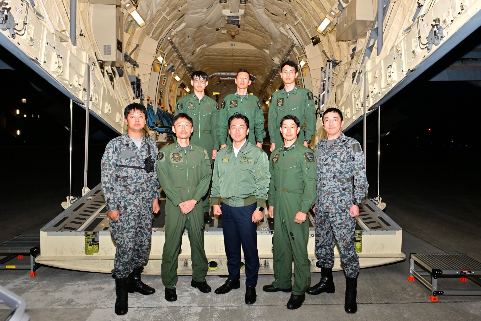 日本防衛大臣小泉進次郎(前中)22至23日前進南西諸島視察,表明準備在距台百公里的與那國島配置中程地對空飛彈。圖/取自小泉進次郎 X