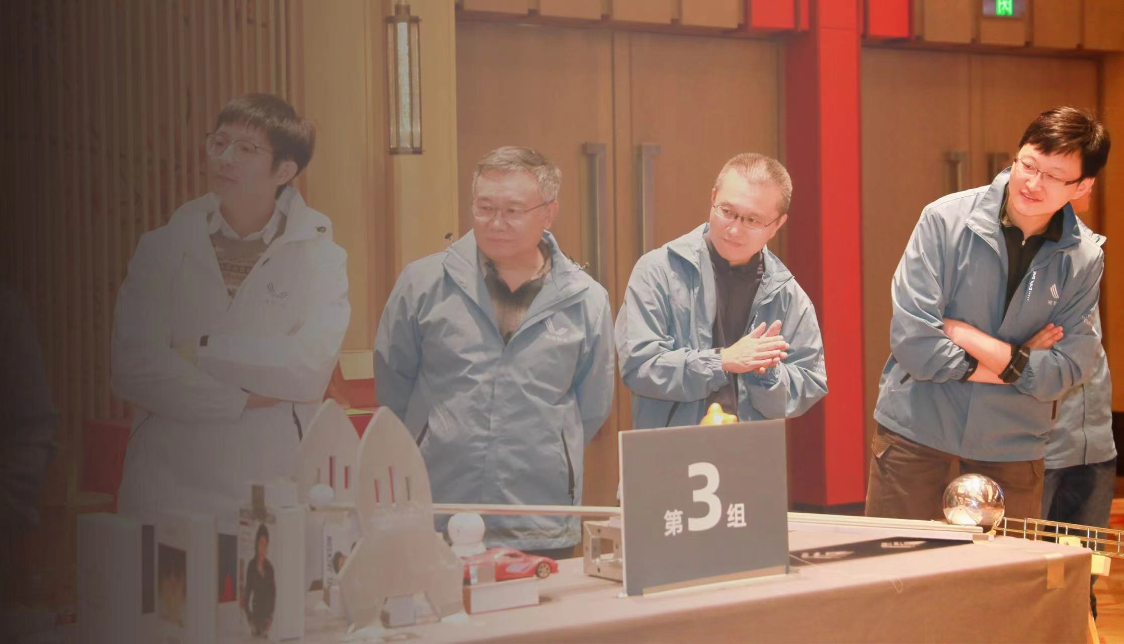 麻省理工學院博士沈亦晨(左一)創辦的曦智科技正在晶片的光計算技術上領先全球。圖/取自曦智科技