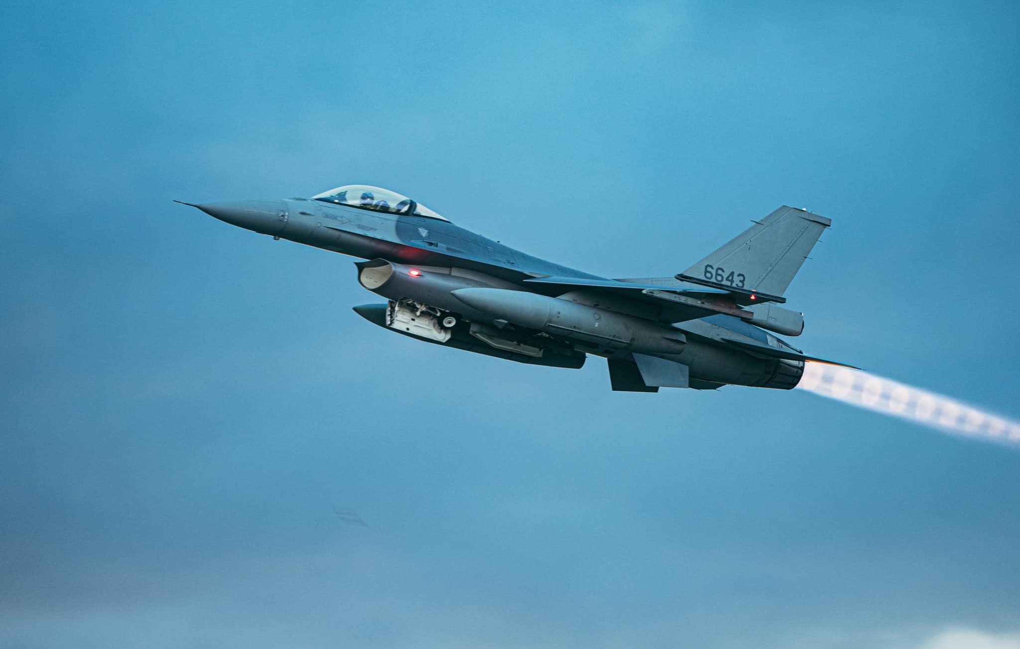 【梅花評論】從中共軍機伴飛影像   淺談 F-16V 與狙擊手莢艙的真正定位