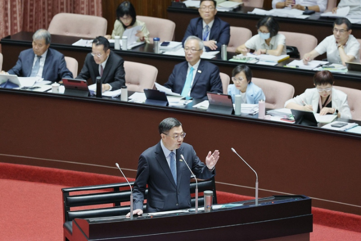 行政院長卓榮泰26日前在立院表示，政院願意且主動調整行政立法兩院互動關係，不過對這次公布16人內閣異動，台灣民意基金會董座游盈隆認為「感覺較像煙火秀」。圖/中央社