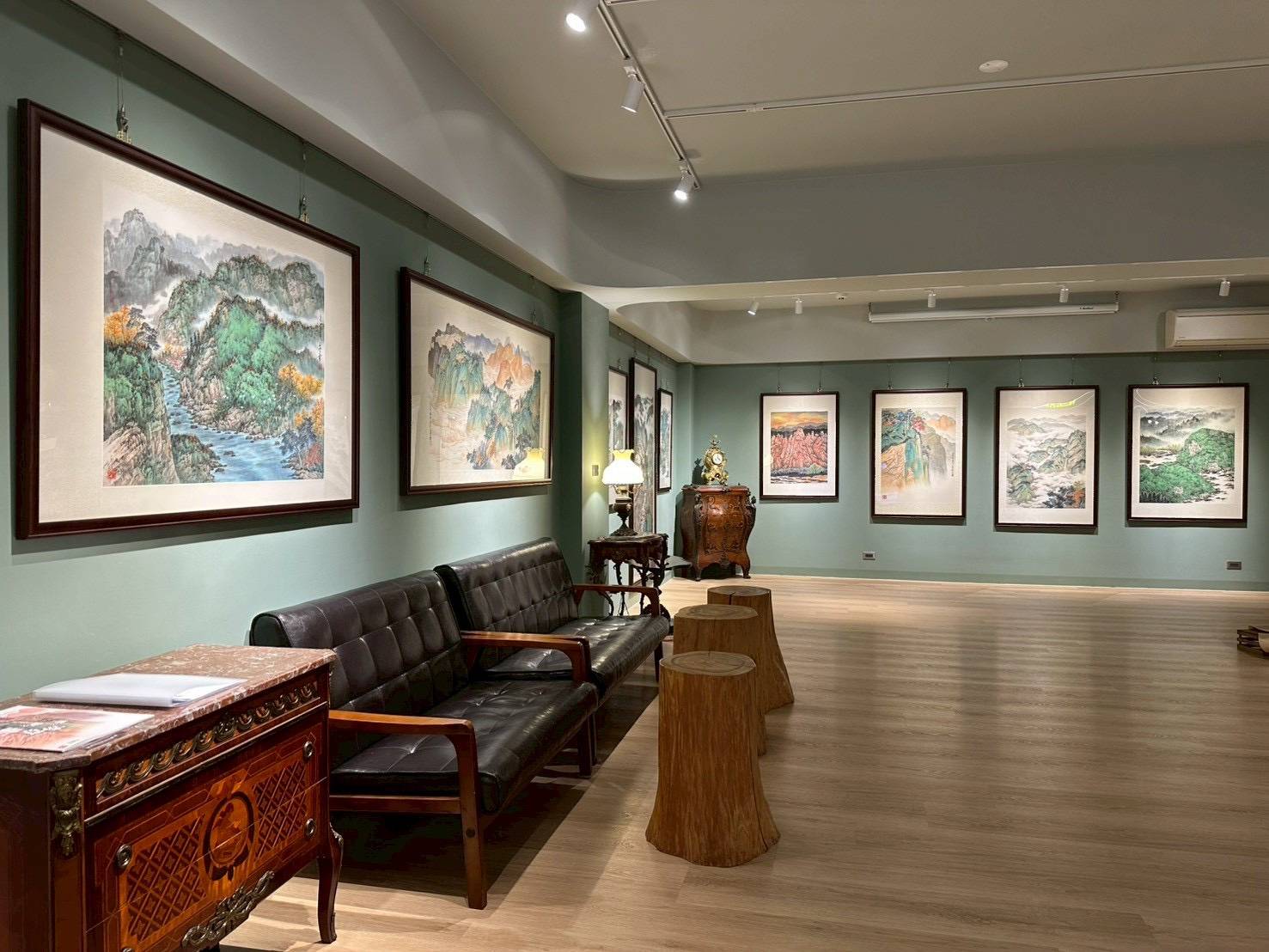 《工筆之魂，意象之軀：石雲華的當代彩墨實踐》多幅作品展示會場。圖/林碩國際提供