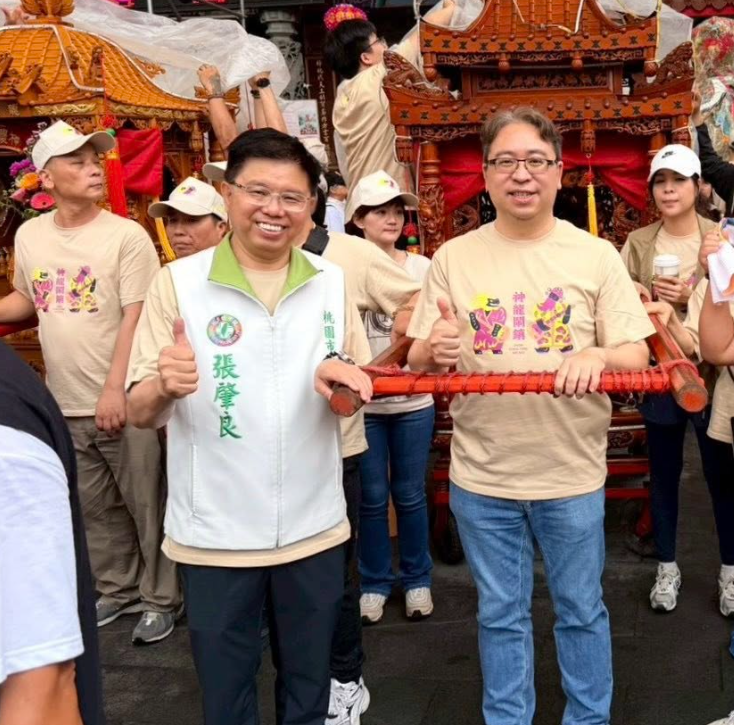 圖為桃園市議員張肇良（左）與民進黨桃園市長參選人黃世杰（右）的合照。圖/取自黃世杰臉書