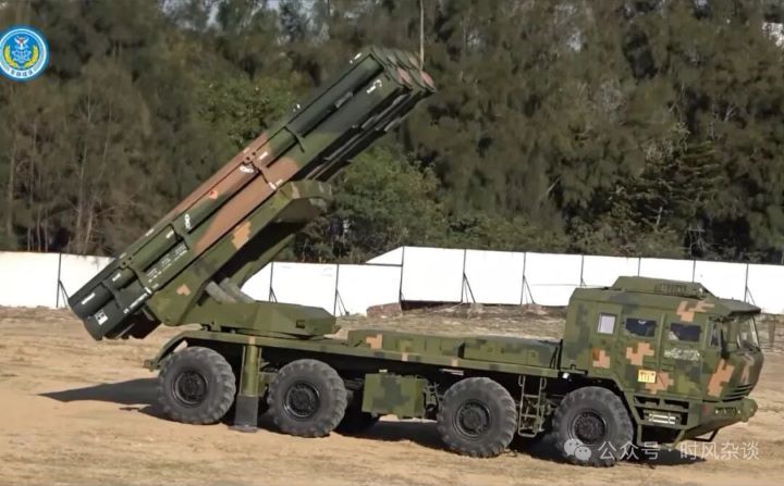  PHL-191遠程火箭砲系統，具備模組化發射設計，可搭載不同口徑火箭彈。圖/取自東部戰區微博