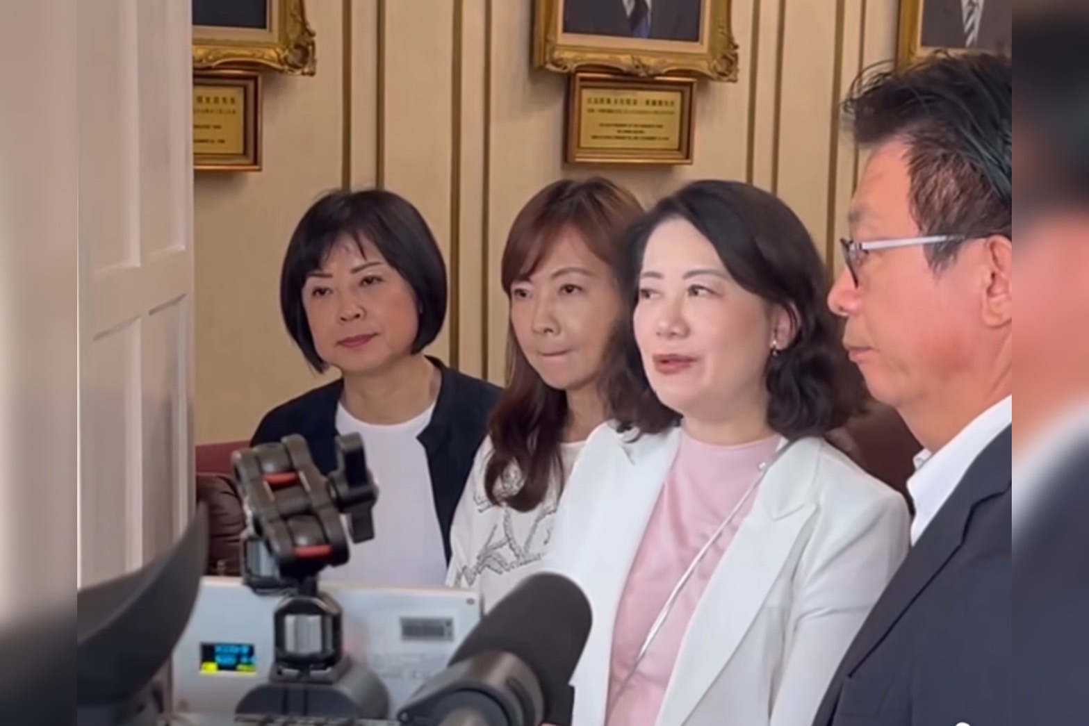 立法院民進黨團因不滿兩公投逕付二讀，衝院長韓國瑜辦公室要說法，圖為幹事長吳思瑤受訪畫面。圖／取自民進黨立法院黨團臉書