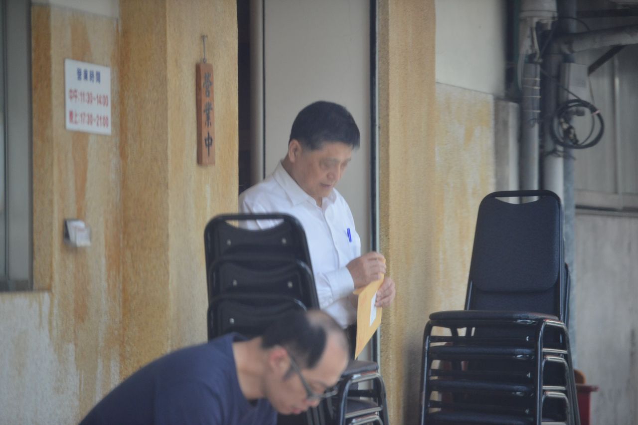 有網友爆料，監委賴振昌去年5月12日中午從監院搭公務車去林森南路「美味小館」，跟2男2女快樂餐敘。圖/取自PTT