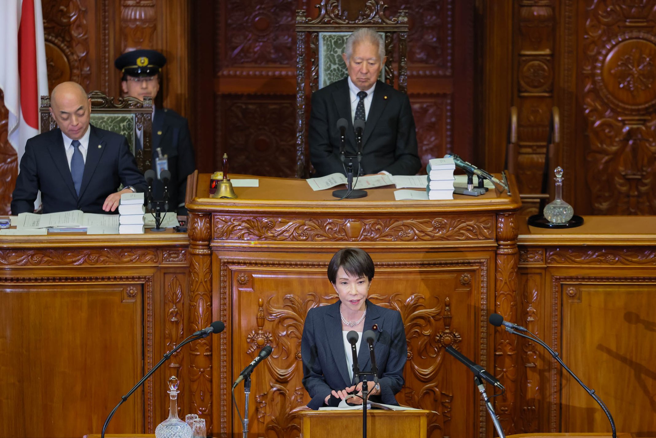 日本首相高市早苗（下）20日在新組成的眾院國會演說，表態提高國防預算，增強防衛改革，讓日本走向軍事現代化目標，實質就是要日本邁向正常國家。圖／取自高市早苗 X