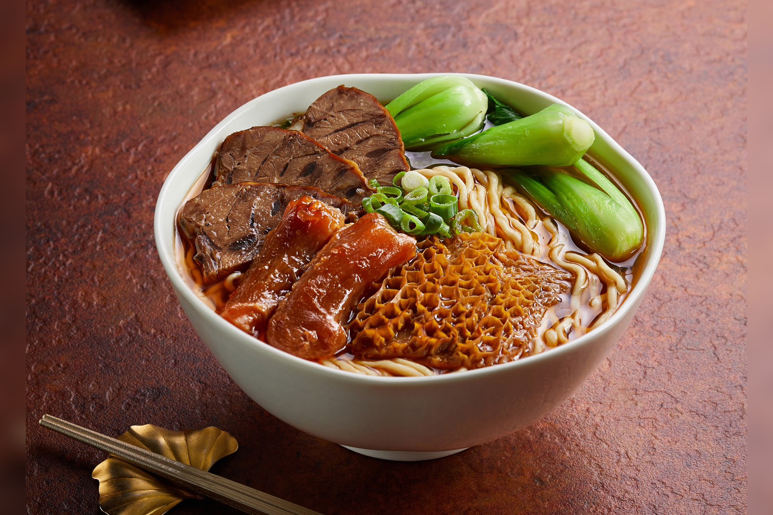 許耀光主廚首次嘗試以牛腱、牛筋、牛肚慢火熬煮，港式口味融入濃郁醇厚的台式牛肉湯頭，搭配Q彈有勁的手工拉麵，成就人生首碗「至尊三寶牛肉麵」。圖/圓山大飯店提供