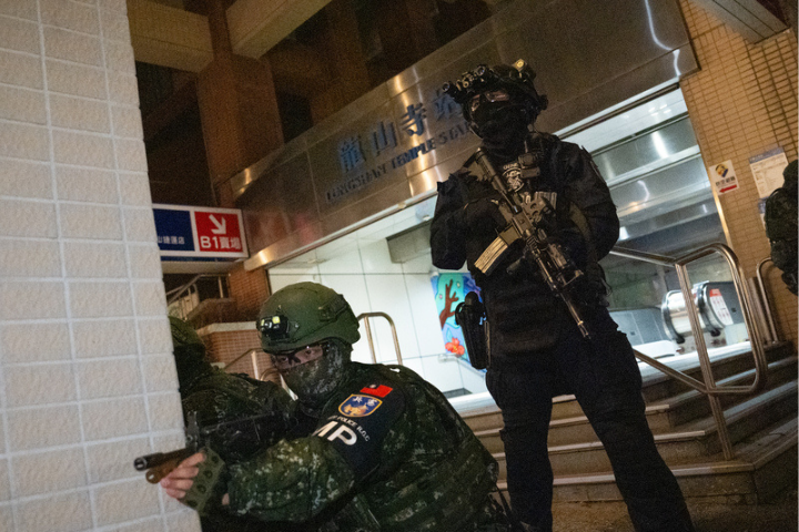 國軍漢光41號實兵演習14日進入第6天，憲兵指揮部凌晨於北捷善導寺站、龍山寺捷運站（圖）演練，維安特勤隊也加入。圖/中央社