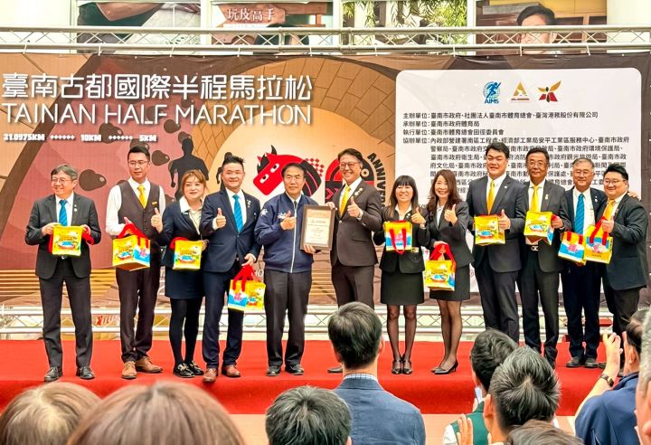 永慶加盟四品牌　台南經管會連3年相挺「臺南古都馬拉松」 適逢古都馬20周年 加碼送800份保溫袋