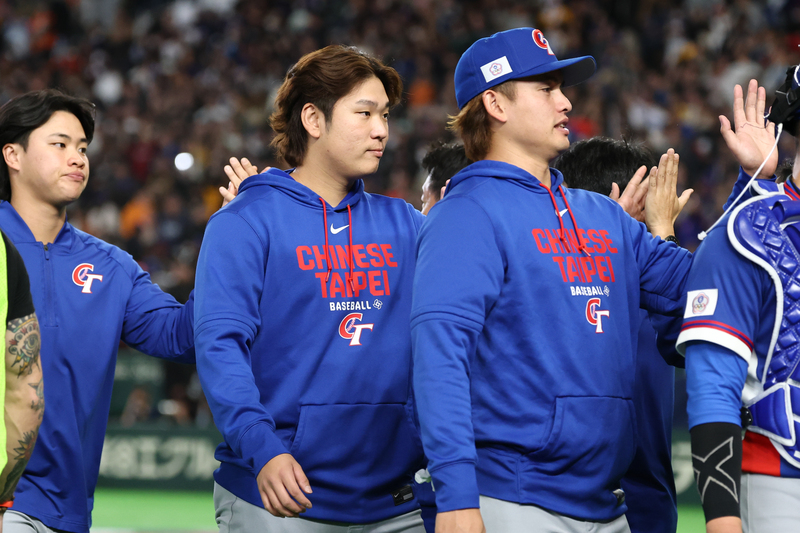 經典賽7日在日本東京巨蛋進行台捷之戰，中華隊投打發揮，終場以14比0大勝，賽後投手古林睿煬（左2起）、張奕等人擊掌慶祝。圖/中央社