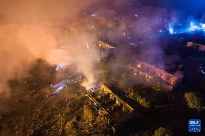 煙花廠爆炸造成廠區大面積坍塌，大量廢墟阻礙搜救進程。圖/取自新華社