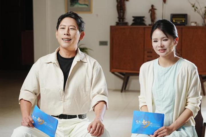 台灣青年鄭威仁(左)與雲南青年丸子(右)作為主持人在昆明庾園錄製民歌大觀。圖/袁鴻凱攝