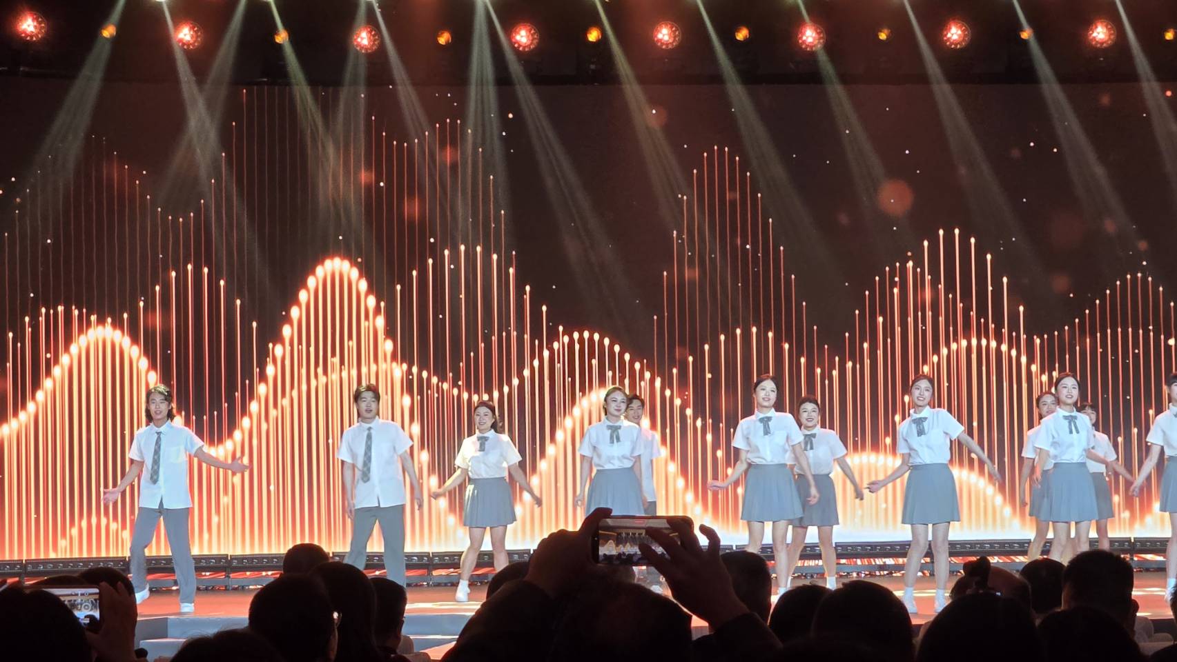 兩岸表演者20日在文昌杯兩岸青年短視頻大賽頒獎典禮上合唱《阿里山的姑娘》。圖/記者宋秉忠攝