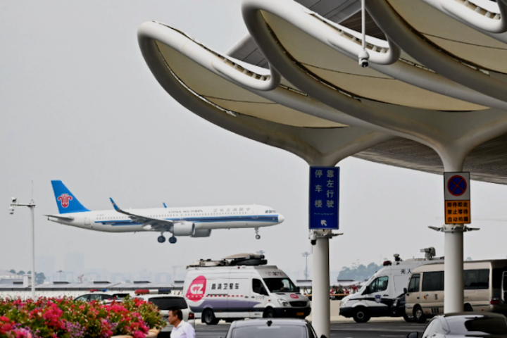 都能搭高鐵了！降落後苦等58分才下機　網掀陸白雲機場旅客「比慘大會」