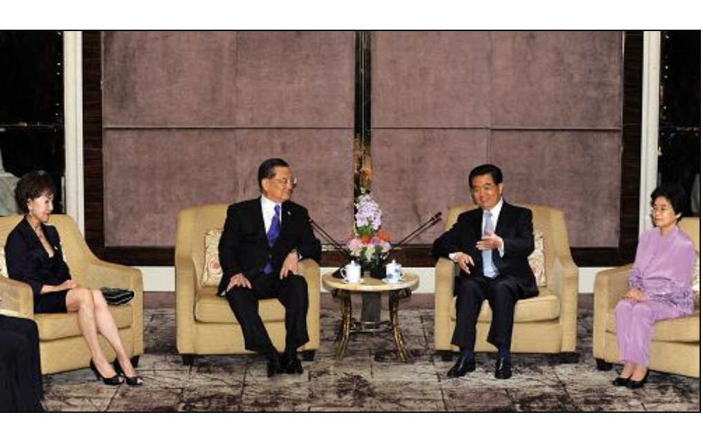 2009年11月14日，中共總書記胡錦濤（右二）和夫人劉永清（右一）在新加坡會見中國國民黨榮譽主席連戰（左二）和夫人連方瑀（左一）。圖/新華社