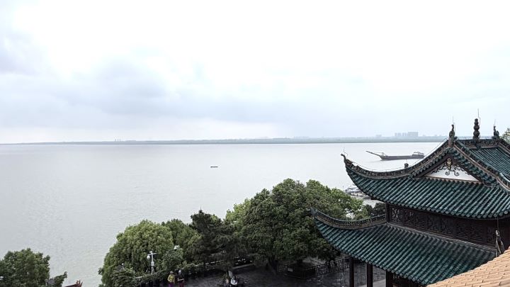 岳陽樓下瞰洞庭，遙對君山，北通巫峽，南極瀟湘，素有「洞庭天下水，岳陽天下樓」之美譽。圖/記者陳素貞攝