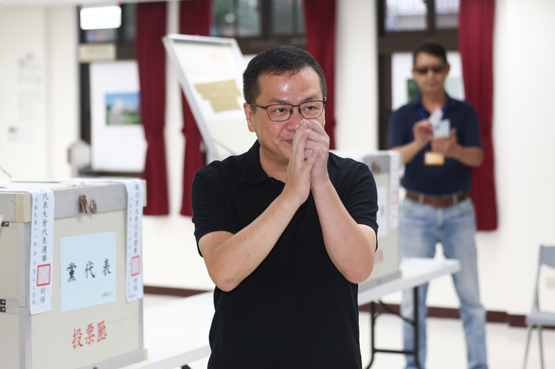 【決戰藍黨魁】羅智強「愉快平靜」投完票　幸運小物是黨證