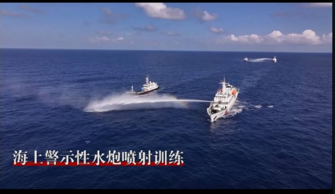 大陸海警船在黃岩島海域演練水砲驅離。圖/取自中國海警