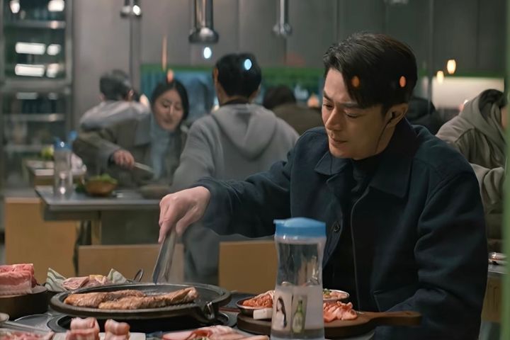 霍建華在《他為什麼依然單身》展現男人的可愛與脆弱、強撐體面的生活細節。圖/取自劇照